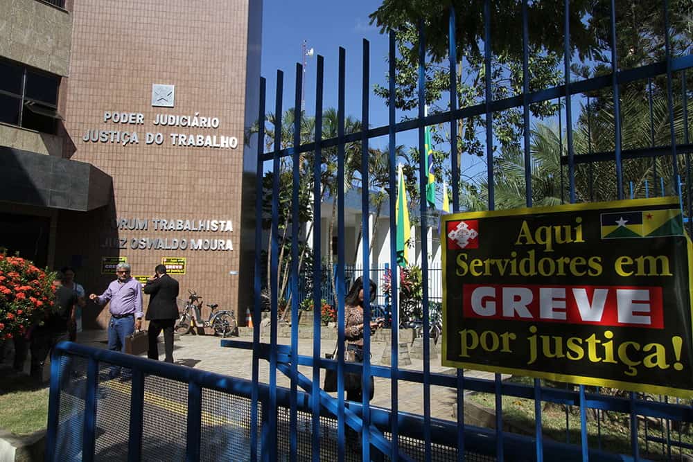 RIO BRANCO, AC, 22.06.2015 - Greve por tempo indeterminado na Justiça Federal, Eleitoral e do Trabalho. No Acre o primeiro dia de greve por tempo indeterminado, Servidores dos Tribunais Regionais do Trabalho (TRT-AC) e Eleitoral (TRE-RO)  nesta segunda-feira 22. Eles pedem reposição salarial e a aprovação do Projeto de Lei da Câmara 28 de 2015 (PLC 28/2015), que trata do plano de cargos e salários da categoria. O grupo estava sentado planejando a mobilização que será itinerante nas instituições envolvidas. Foto: Odair Leal/Folhapress