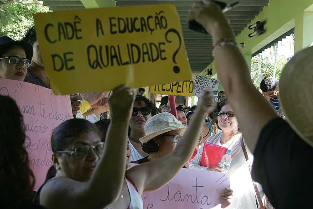 Grevistas da educação planejam novas atividades para o movimento 1 RIO BRANCO, AC, 22.06.2015 - Servidores da Educação estão em greve no Acre desde o último dia 17. Entre as reivindicações estão o reajuste salarial e o pagamento VDP. Em greve desde o último dia 17, os servidores da Educação ligados ao Sindicato dos Trabalhadores em Educação do Acre (Sinteac) estão acampados dentro do prédio da Secretaria de Estado de Educação (SEE). Os educadores reivindicam reajuste salarial, pagamento Programa de Valorização de Desempenho Profissional (VDP), e do piso nacional para os funcionários de escolas. Foto: Odair Leal/Folhapress