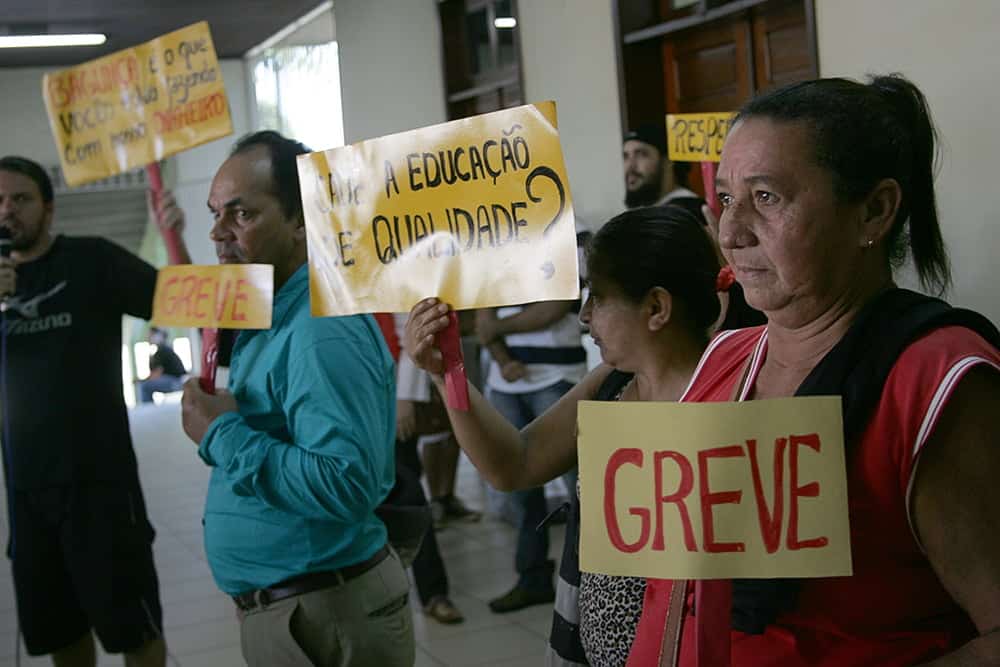 RIO BRANCO, AC, 22.06.2015 - Servidores da Educação estão em greve no Acre desde o último dia 17. Entre as reivindicações estão o reajuste salarial e o pagamento VDP. Em greve desde o último dia 17, os servidores da Educação ligados ao Sindicato dos Trabalhadores em Educação do Acre (Sinteac) estão acampados dentro do prédio da Secretaria de Estado de Educação (SEE). Os educadores reivindicam reajuste salarial, pagamento Programa de Valorização de Desempenho Profissional (VDP), e do piso nacional para os funcionários de escolas. Foto: Odair Leal/Folhapress