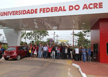 Grevistas aguardam reajuste inflacionário de 27,3% referente ao período de 2010 a 2015. (Foto: Odair Leal/ A Gazeta)