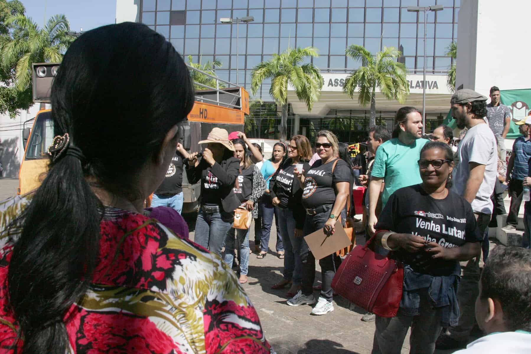 RIO BRANCO, AC, 19.06.2015 - Greve dos professores já acontecem por três dias na Praça Povos da Floresta, em frente ao Palácio do Governo. Segundo a liderança grevista, há 40% de adesão, com o número crescente devido às mobilizações e contato com os municípios. Os professores foram levar faixas para as escolas e fazer acampamento nas secretarias de educação. Foto: Odair Leal/Folhapress