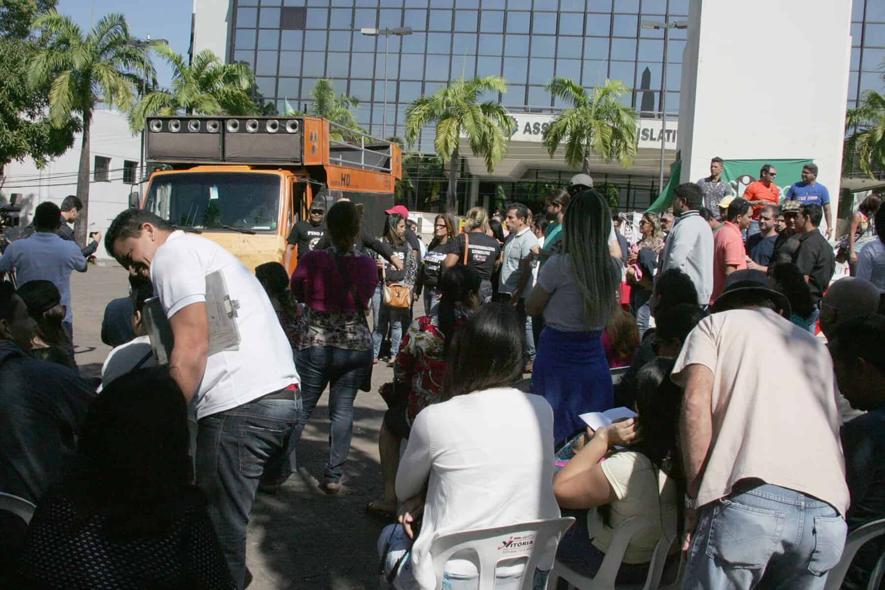 RIO BRANCO, AC, 19.06.2015 - Greve dos professores já acontecem por três dias na Praça Povos da Floresta, em frente ao Palácio do Governo. Segundo a liderança grevista, há 40% de adesão, com o número crescente devido às mobilizações e contato com os municípios. Os professores foram levar faixas para as escolas e fazer acampamento nas secretarias de educação. Foto: Odair Leal/Folhapress