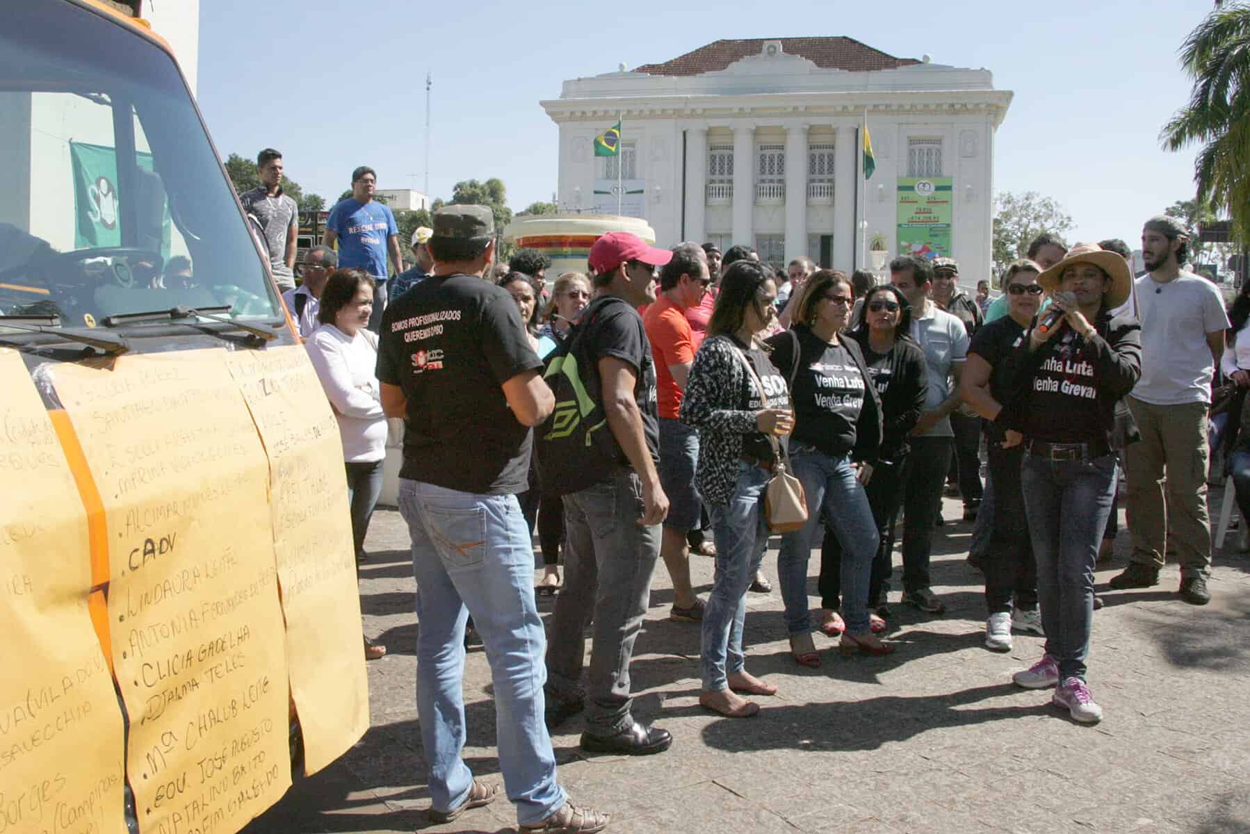 RIO BRANCO, AC, 19.06.2015 - Greve dos professores já acontecem por três dias na Praça Povos da Floresta, em frente ao Palácio do Governo. Segundo a liderança grevista, há 40% de adesão, com o número crescente devido às mobilizações e contato com os municípios. Os professores foram levar faixas para as escolas e fazer acampamento nas secretarias de educação. Foto: Odair Leal/Folhapress