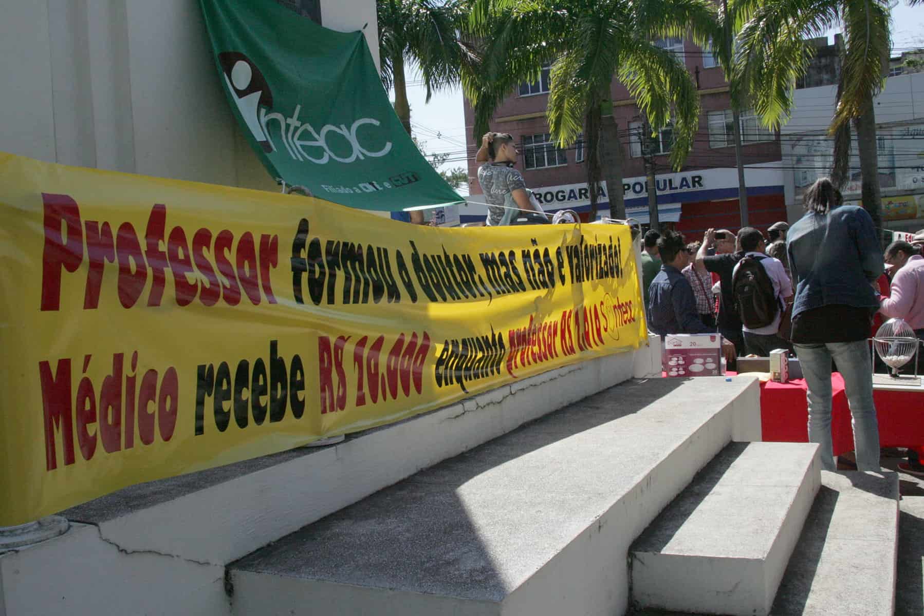 RIO BRANCO, AC, 19.06.2015 - Greve dos professores já acontecem por três dias na Praça Povos da Floresta, em frente ao Palácio do Governo. Segundo a liderança grevista, há 40% de adesão, com o número crescente devido às mobilizações e contato com os municípios. Os professores foram levar faixas para as escolas e fazer acampamento nas secretarias de educação. Foto: Odair Leal/Folhapress
