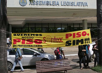RIO BRANCO, AC, 19.06.2015 - Greve dos professores já acontecem por três dias na Praça Povos da Floresta, em frente ao Palácio do Governo. Segundo a liderança grevista, há 40% de adesão, com o número crescente devido às mobilizações e contato com os municípios. Os professores foram levar faixas para as escolas e fazer acampamento nas secretarias de educação. Foto: Odair Leal/Folhapress