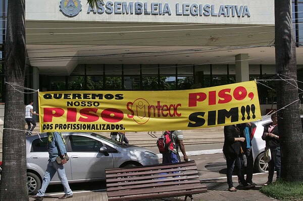 Professores prometem acampamento grevista para segunda-feira