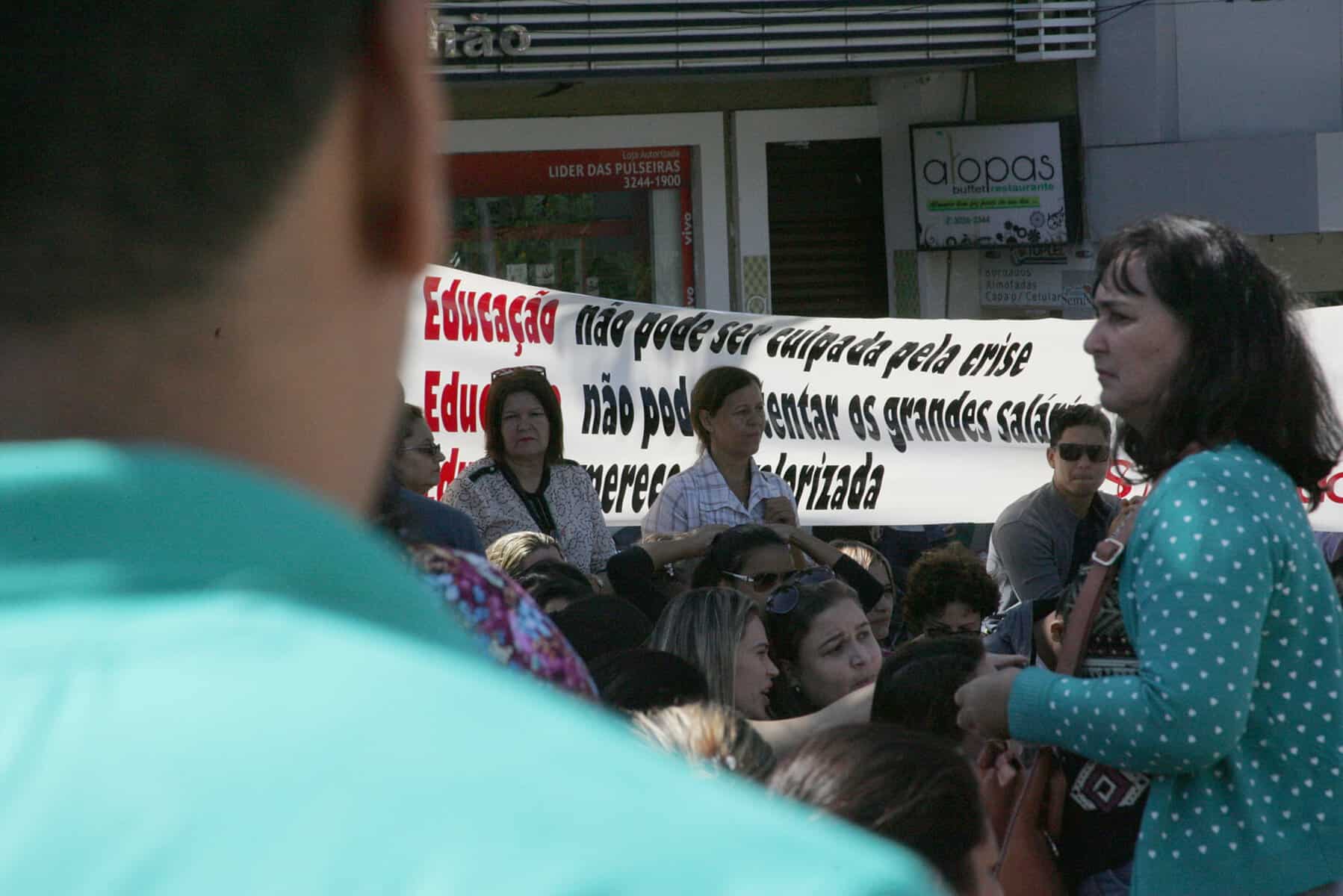 RIO BRANCO, AC, 19.06.2015 - Greve dos professores já acontecem por três dias na Praça Povos da Floresta, em frente ao Palácio do Governo. Segundo a liderança grevista, há 40% de adesão, com o número crescente devido às mobilizações e contato com os municípios. Os professores foram levar faixas para as escolas e fazer acampamento nas secretarias de educação. Foto: Odair Leal/Folhapress
