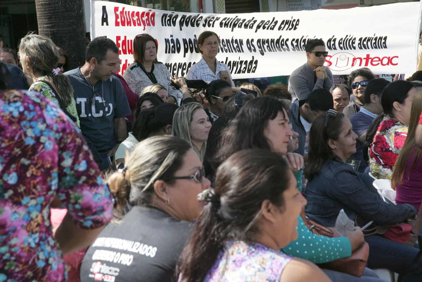 RIO BRANCO, AC, 19.06.2015 - Greve dos professores já acontecem por três dias na Praça Povos da Floresta, em frente ao Palácio do Governo. Segundo a liderança grevista, há 40% de adesão, com o número crescente devido às mobilizações e contato com os municípios. Os professores foram levar faixas para as escolas e fazer acampamento nas secretarias de educação. Foto: Odair Leal/Folhapress