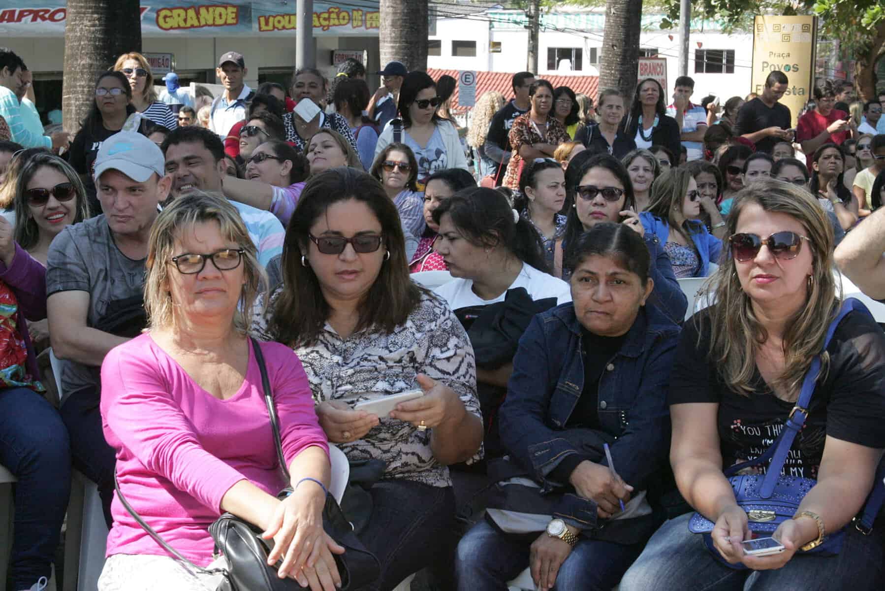 RIO BRANCO, AC, 19.06.2015 - Greve dos professores já acontecem por três dias na Praça Povos da Floresta, em frente ao Palácio do Governo. Segundo a liderança grevista, há 40% de adesão, com o número crescente devido às mobilizações e contato com os municípios. Os professores foram levar faixas para as escolas e fazer acampamento nas secretarias de educação. Foto: Odair Leal/Folhapress