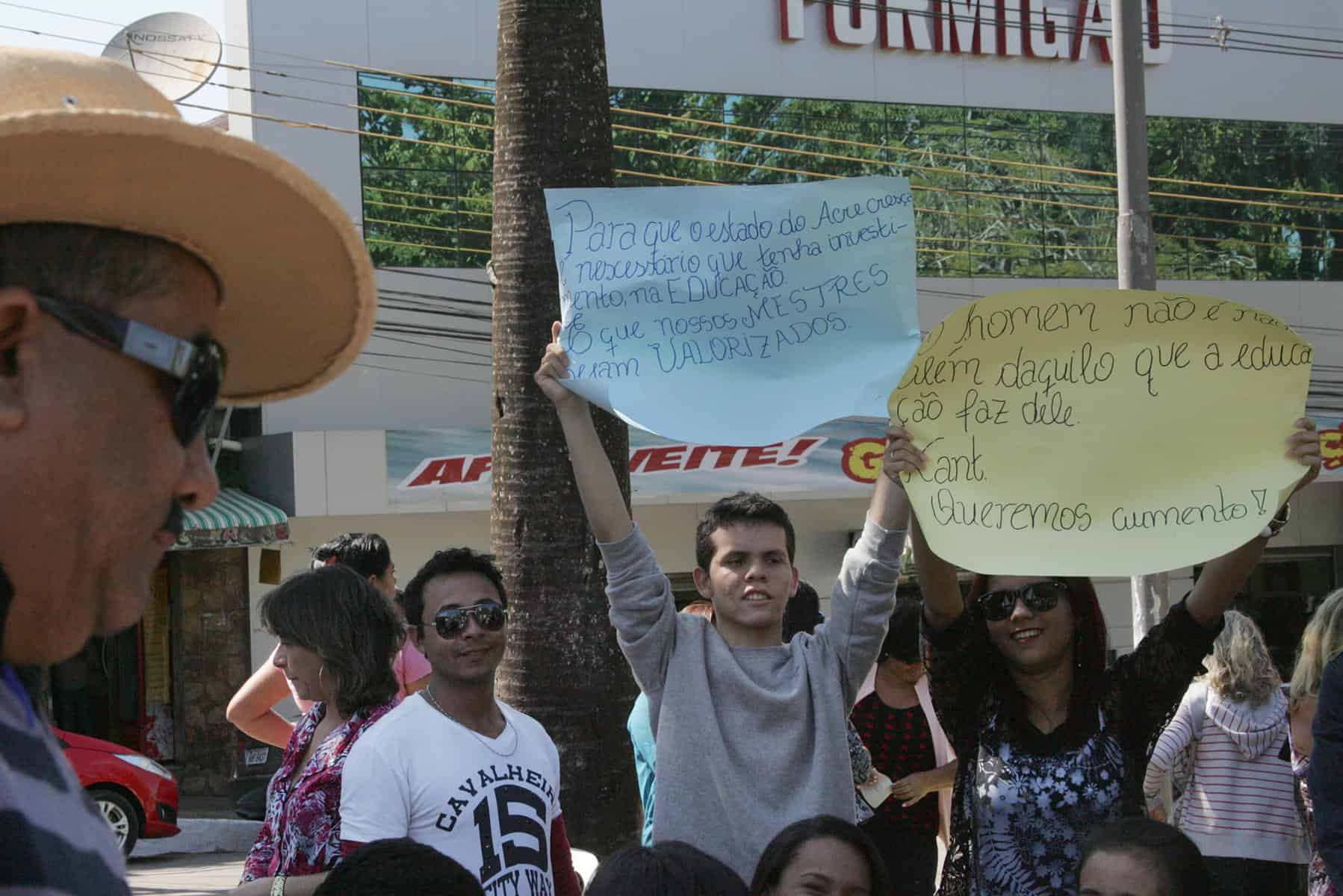 RIO BRANCO, AC, 19.06.2015 - Greve dos professores já acontecem por três dias na Praça Povos da Floresta, em frente ao Palácio do Governo. Segundo a liderança grevista, há 40% de adesão, com o número crescente devido às mobilizações e contato com os municípios. Os professores foram levar faixas para as escolas e fazer acampamento nas secretarias de educação. Foto: Odair Leal/Folhapress