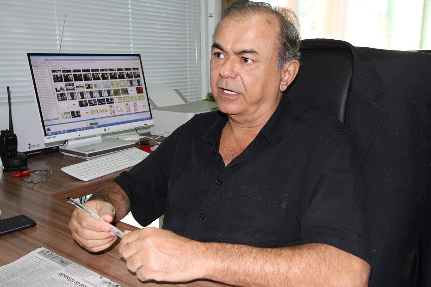 Empresários vão entrar com mandado de segurança contra a greve da Suframa 2 Empresário afirma que a greve já prejudica o estoque dele. (Foto: Odair Leal/ A GAZETA)