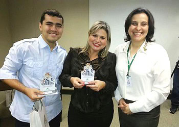 Tiago Martinello e Degeane Santos receberam placa da superintendente Patrícia Barbieri