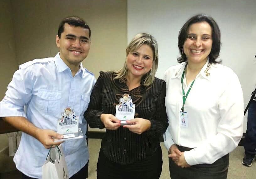 Editor e radialista do jornal A GAZETA e Rádio GAZETA FM são homenageados 1 Tiago Martinello e Degeane Santos receberam placa da superintendente Patrícia Barbieri
