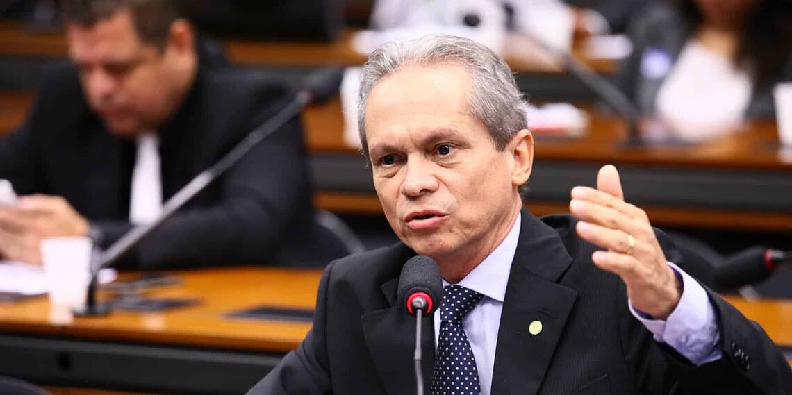 Angelim cobra tarifa menor e melhoria do fornecimento de energia para o Acre