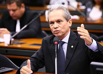 Angelim cobra tarifa menor e melhoria do fornecimento de energia para o Acre