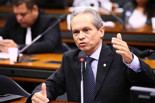 Angelim cobra tarifa menor e melhoria do fornecimento de energia para o Acre