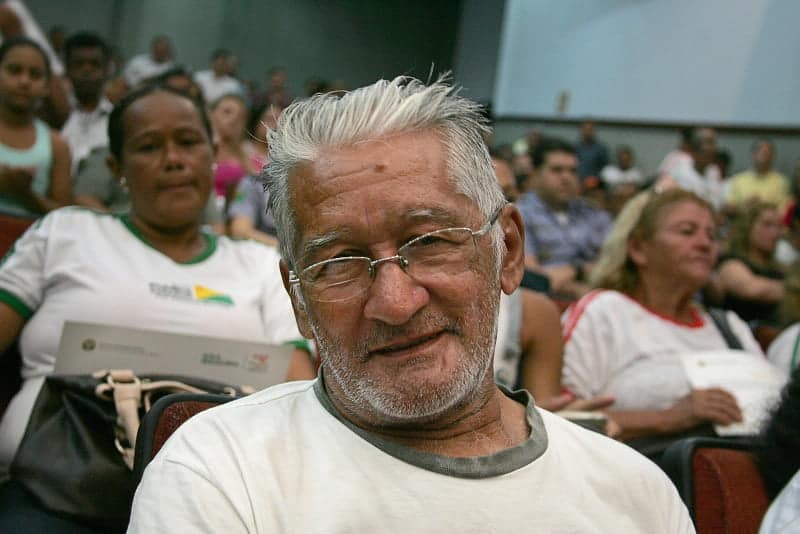 Pai de 13 filhos, de 68 anos, prova que não há idade para aprender a ler 1 José da Silva realiza o sonho de estudar com a EJA. (Foto: Odair Leal/ A AGAZETA)