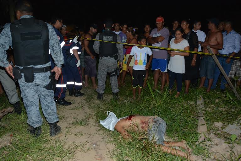 Jovem de 21 anos é assassinado a golpes de faca e tiros 3