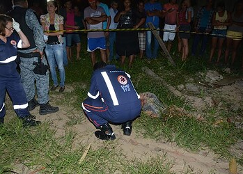 Jovem de 21 anos é assassinado a golpes de faca e tiros na Baixada
