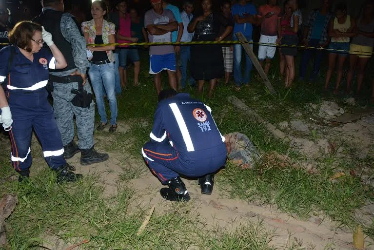 Jovem de 21 anos é assassinado a golpes de faca e tiros na Baixada