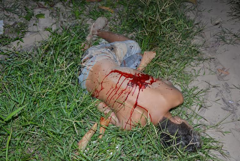 Jovem de 21 anos é assassinado a golpes de faca e tiros