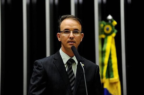 Câmara Federal pode votar nesta terça PEC que reduz maioridade penal