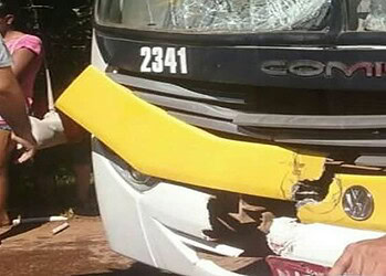 Motociclista colide de frente com ônibus