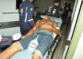 Mulher tenta matar marido a golpe de faca