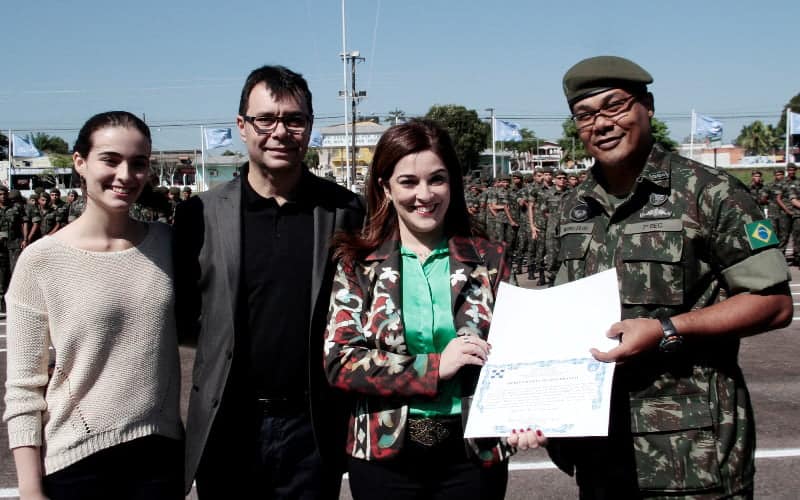 Nazareth Araújo é homenageada pelo Exército 2 Governadora em exercício, Nazareth Araújo, recebeu homenagem nesta sexta-feira. (Foto: Secom Acre)