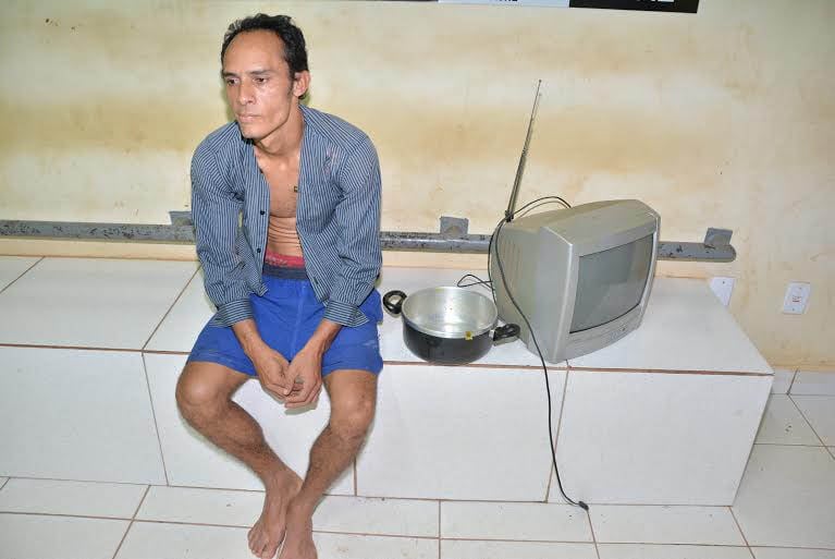 O desempregado é acusado de roubar comida e televisão