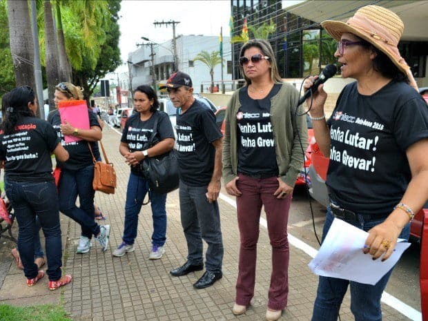 Professores e funcionários fizeram paralisação ontem. (Foto: Quesia Melo/ G1)