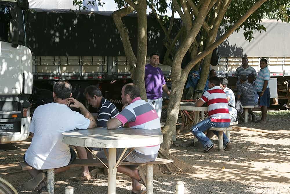 Fecomércio faz parceria com Suframa de mais quatro estados para apoio à greve 4 RIO BRANCO, AC, 22.06.2015 - O vice-presidente do Sindicato dos Servidores da Suframa, Renato Santos afirma que há cerca de 100 caminhões no aguardo e desta categoria estão sendo realizados 15 atendimentos ao dia (que na semana anterior eram mais de 300). O tempo de espera está entre sete e oito dias (e anteriormente, girava em torno de uma quinzena). Apesar da continuidade da greve da Suframa por tempo indeterminado, a fim de para alcançar melhorias salariais. Foto: Odair Leal/Folhapress