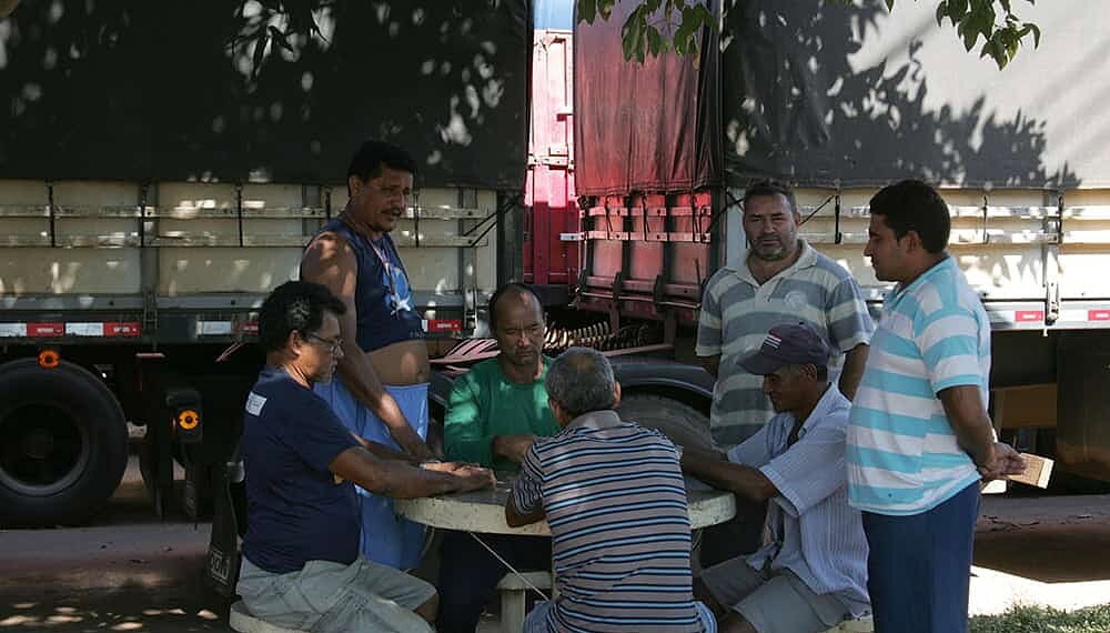 Fecomércio faz parceria com Suframa de mais quatro estados para apoio à greve 1 RIO BRANCO, AC, 22.06.2015 - O vice-presidente do Sindicato dos Servidores da Suframa, Renato Santos afirma que há cerca de 100 caminhões no aguardo e desta categoria estão sendo realizados 15 atendimentos ao dia (que na semana anterior eram mais de 300). O tempo de espera está entre sete e oito dias (e anteriormente, girava em torno de uma quinzena). Apesar da continuidade da greve da Suframa por tempo indeterminado, a fim de para alcançar melhorias salariais. Foto: Odair Leal/Folhapress
