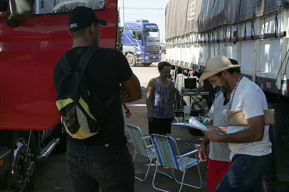 Fecomércio faz parceria com Suframa de mais quatro estados para apoio à greve 3 RIO BRANCO, AC, 22.06.2015 - O vice-presidente do Sindicato dos Servidores da Suframa, Renato Santos afirma que há cerca de 100 caminhões no aguardo e desta categoria estão sendo realizados 15 atendimentos ao dia (que na semana anterior eram mais de 300). O tempo de espera está entre sete e oito dias (e anteriormente, girava em torno de uma quinzena). Apesar da continuidade da greve da Suframa por tempo indeterminado, a fim de para alcançar melhorias salariais. Foto: Odair Leal/Folhapress