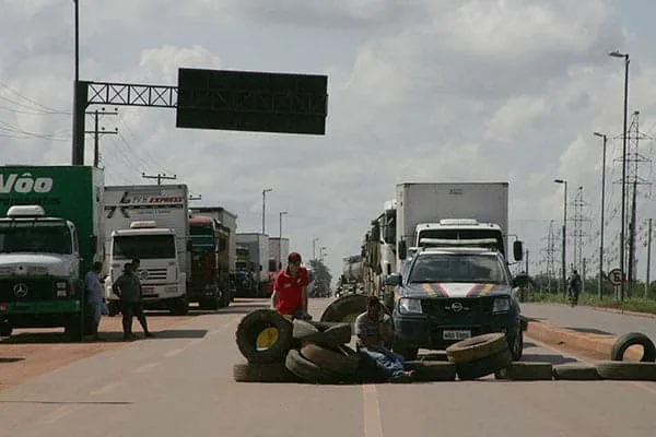 Cansados da greve da Suframa, caminhoneiros interditam rotatória na AC-40, em protesto 1 Protesto ocorreu na manhã desta quinta-feira, 11. (Foto: Odair Leal/ A GAZETA)