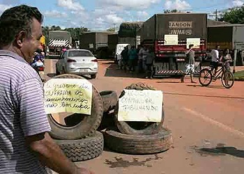 Caminhoneiros que estão com cargas paradas estão usando pneus para fechar a rotatória da Corrente. (Foto: Odair Leal/ A GAZETA)