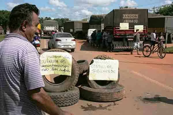 Greve na Suframa já soma prejuízos de cerca de R$ 100 milhões no Acre 1 Caminhoneiros que estão com cargas paradas estão usando pneus para fechar a rotatória da Corrente. (Foto: Odair Leal/ A GAZETA)