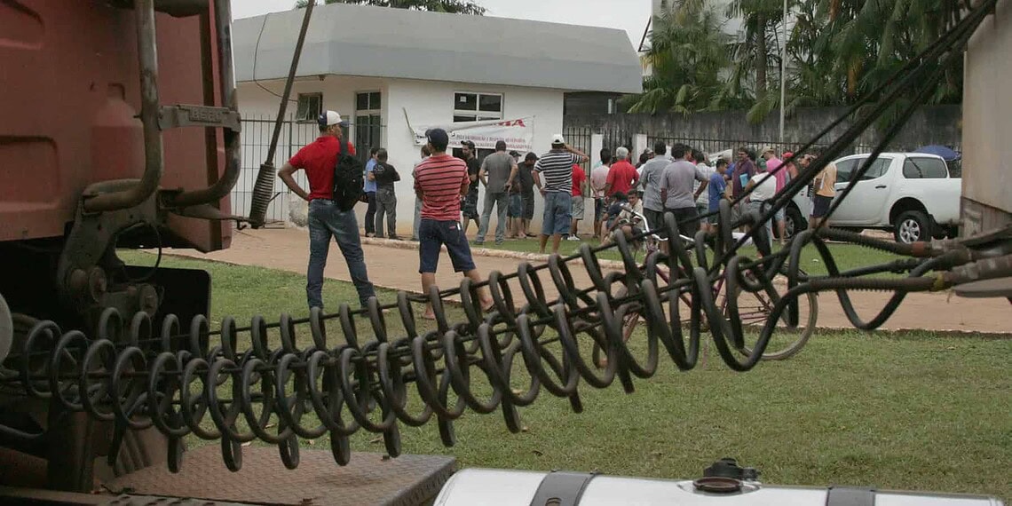 Cansados de esperar, caminhoneiros sitiam prédio da Suframa na Capital