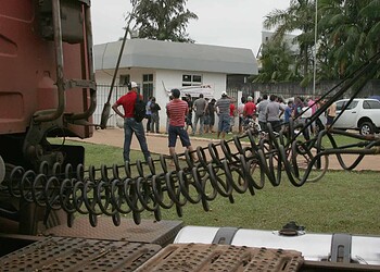 Cansados de esperar, caminhoneiros sitiam prédio da Suframa na Capital