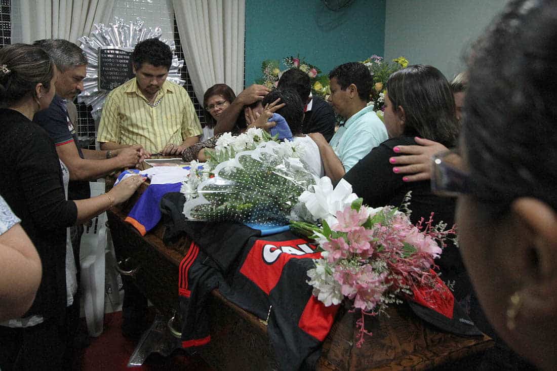 Corpo de Richard Leitão, um dos pescadores, foi velado sob aplausos emocionados, suspiros e lágrimas. (Foto: Odair Leal/ A GAZETA)
