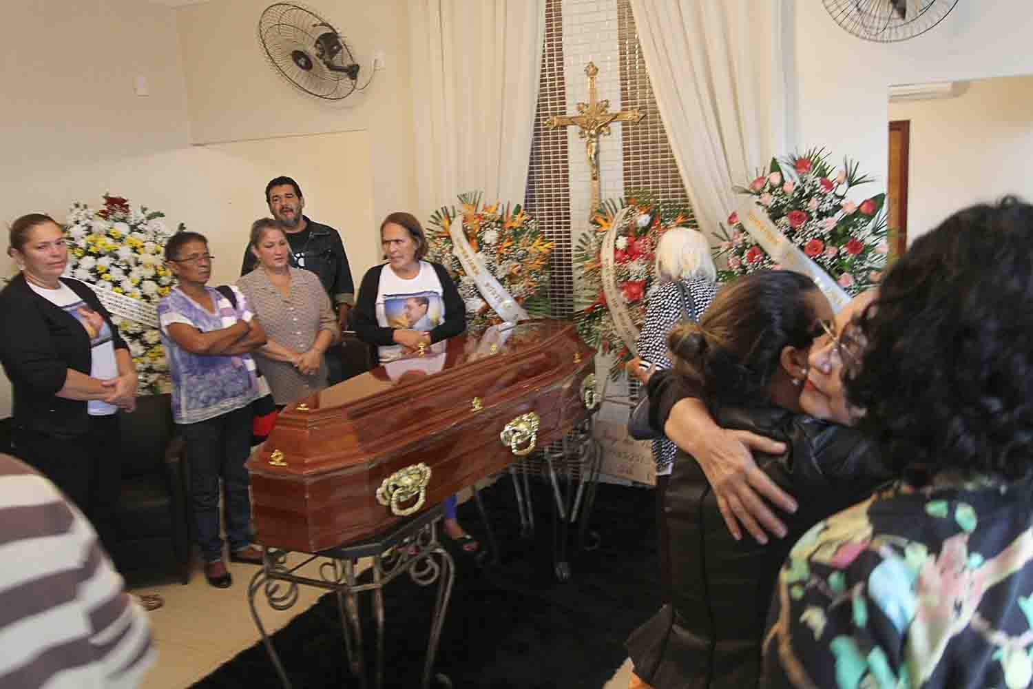 Armando Dantas foi velado pela família e amigos na capela São João Batista. (Foto: Odair Leal/ A GAZETA)