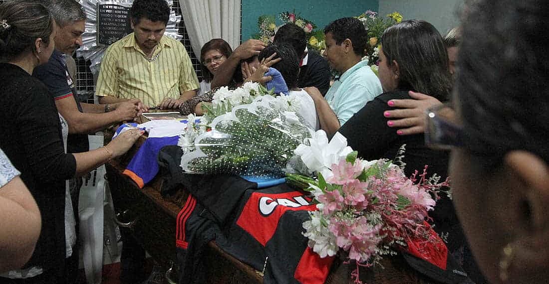 Corpo de Richard Leitão, um dos pescadores, foi velado sob aplausos emocionados, suspiros e lágrimas. (Foto: Odair Leal/ A GAZETA)