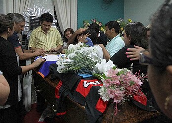 Corpo de Richard Leitão, um dos pescadores, foi velado sob aplausos emocionados, suspiros e lágrimas. (Foto: Odair Leal/ A GAZETA)