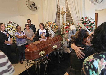 Armando Dantas foi velado pela família e amigos na capela São João Batista. (Foto: Odair Leal/ A GAZETA)