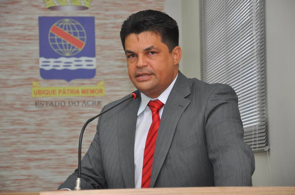 Vereador diz que recebe denúncias de serviços malfeitos. (Foto: Agência Aleac)