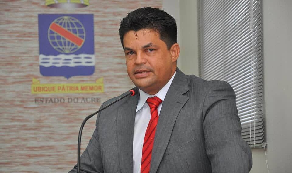 Vereador diz que recebe denúncias de serviços malfeitos. (Foto: Agência Aleac)