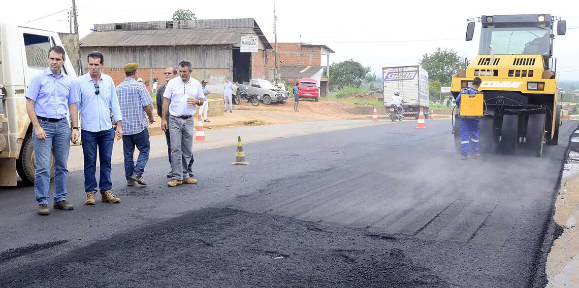 Aplicação de asfalto foi inspecionada pelo prefeito. (Fagner Delgado/ Ascom PMRB)