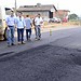 Obras de duplicação avançam com pavimentação na Estrada da Sobral 9 Aplicação de asfalto foi inspecionada pelo prefeito. (Fagner Delgado/ Ascom PMRB)