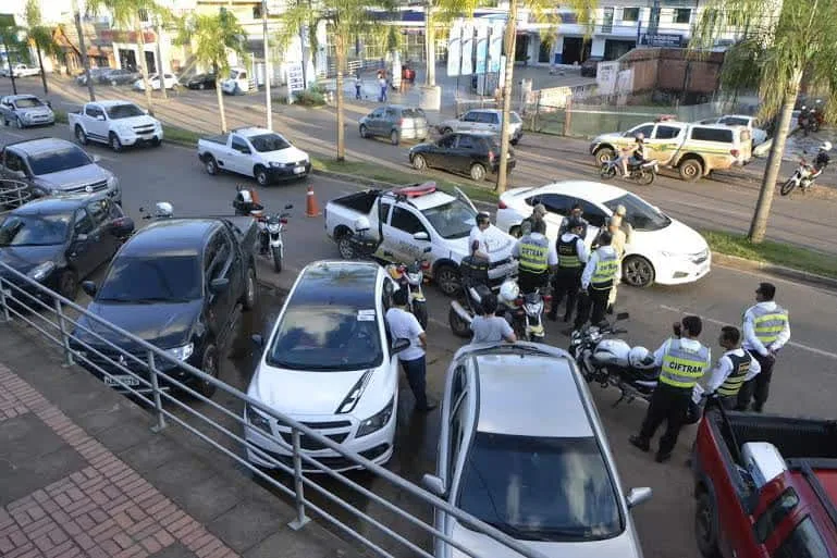 Carro de deputado é detido após motorista ultrapassar sinal vermelho 1 Deputado achou abordagem exagerada