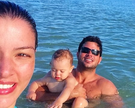 KariExpo 1 Curtindo a paradisíaca Porto de Galinhas, Ricardo Lima com a mulher Mariana Tavares do Couto e o pequeno Lorenzo. Dias de puro relax e curtição do primogênito.